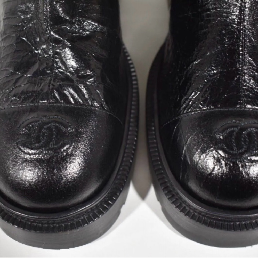 Chanel 2020 Black crinkled Leather Shearling Fur CC Cap Toe Pull On Ankle - Picture 4 of 6